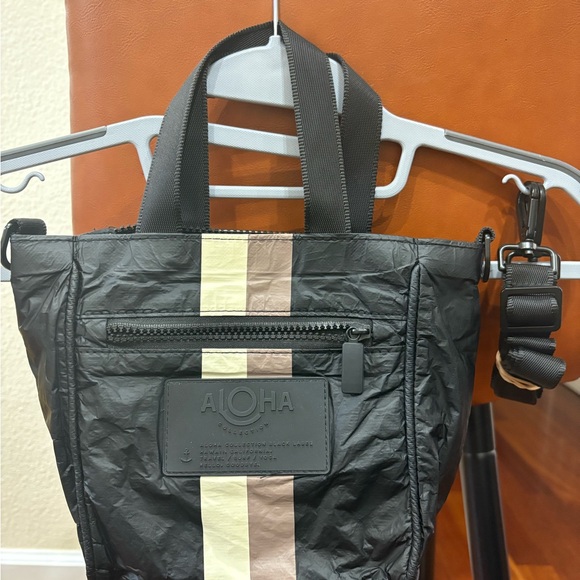 EUC Aloha Collection Zip Top Cross Body Bag - Picture 5 of 6